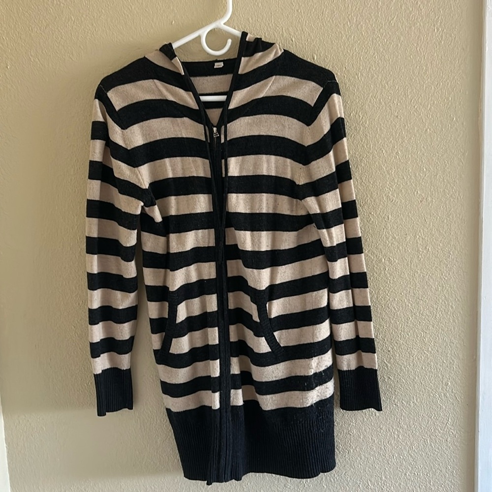 Medium long sleeved hood sweater